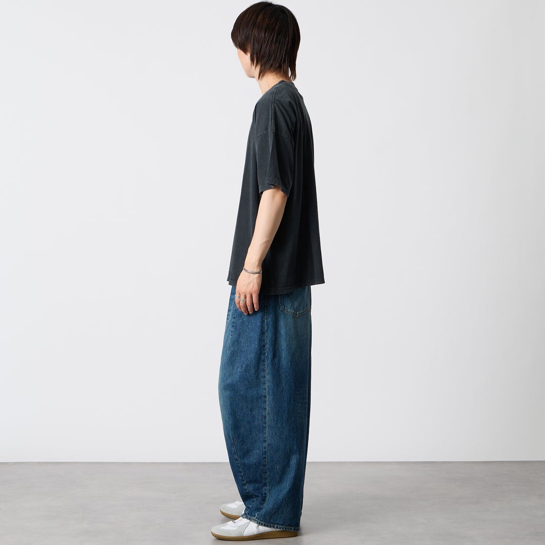 REMI RELIEF [レミレリーフ] 別注 SP加工ビッグプリントTシャツ ROMA 1870 [RN30389089-JF] BLACK &&モデル身長：177cm 着用サイズ：S&&