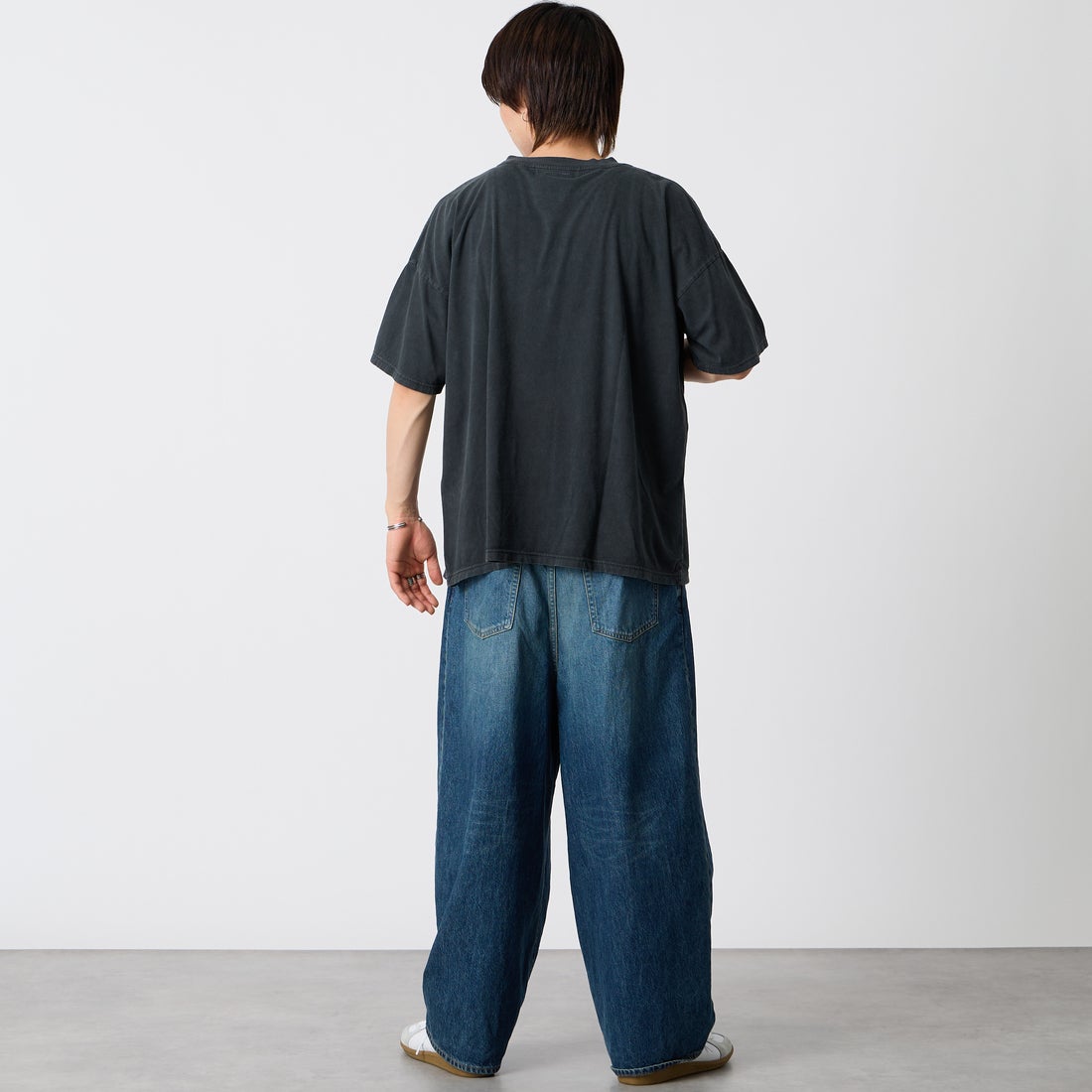 REMI RELIEF [レミレリーフ] 別注 SP加工ビッグプリントTシャツ ROMA 1870 [RN30389089-JF] BLACK &&モデル身長：177cm 着用サイズ：S&&