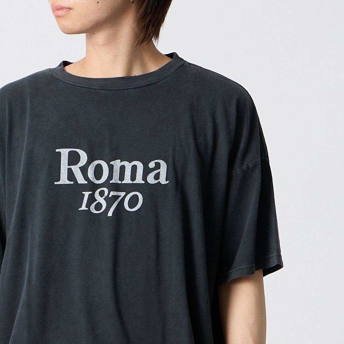 REMI RELIEF [レミレリーフ] 別注 SP加工ビッグプリントTシャツ ROMA 1870 [RN30389089-JF] BLACK &&モデル身長：177cm 着用サイズ：S&&