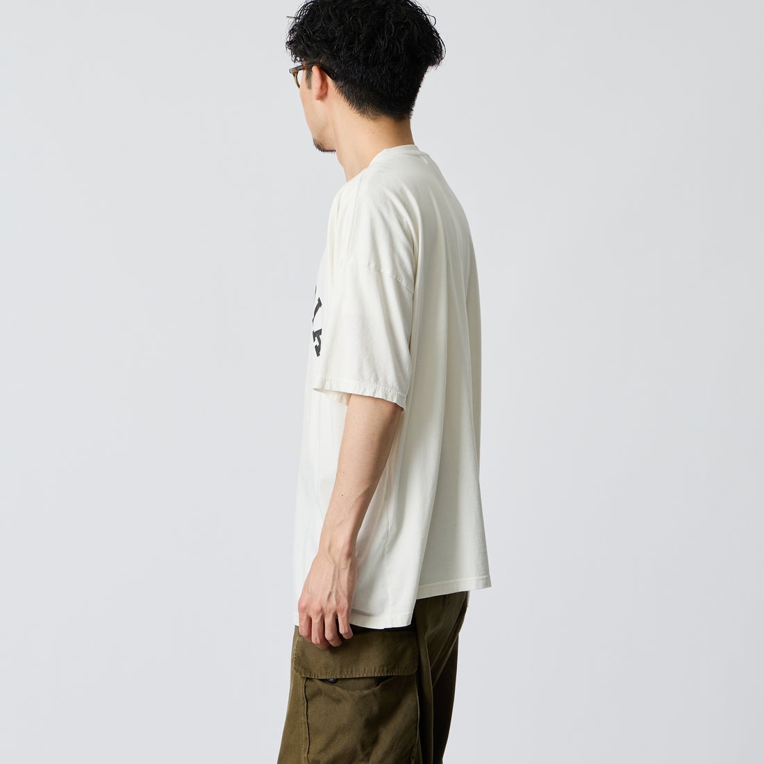 REMI RELIEF [レミレリーフ] 別注 SP加工ビッグプリントTシャツ VIRGINIA [RN30389081-JF] OFF WHITE &&モデル身長：168cm 着用サイズ：M&&