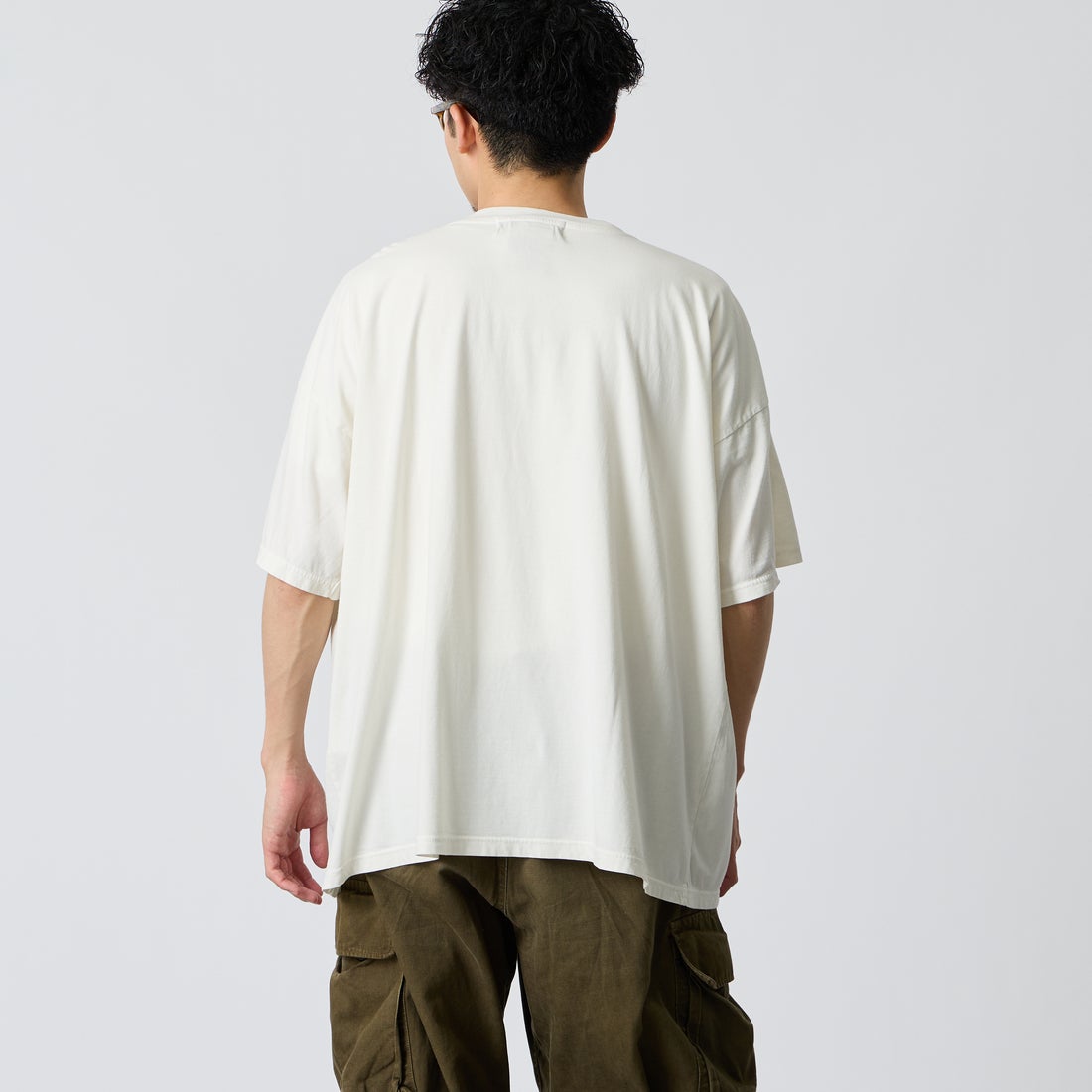 REMI RELIEF [レミレリーフ] 別注 SP加工ビッグプリントTシャツ VIRGINIA [RN30389081-JF] OFF WHITE &&モデル身長：168cm 着用サイズ：M&&