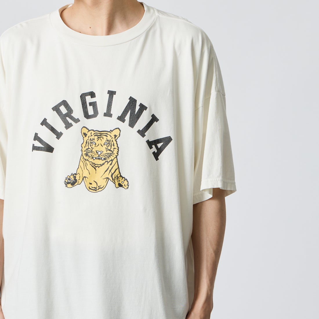 REMI RELIEF [レミレリーフ] 別注 SP加工ビッグプリントTシャツ VIRGINIA [RN30389081-JF] OFF WHITE &&モデル身長：168cm 着用サイズ：M&&