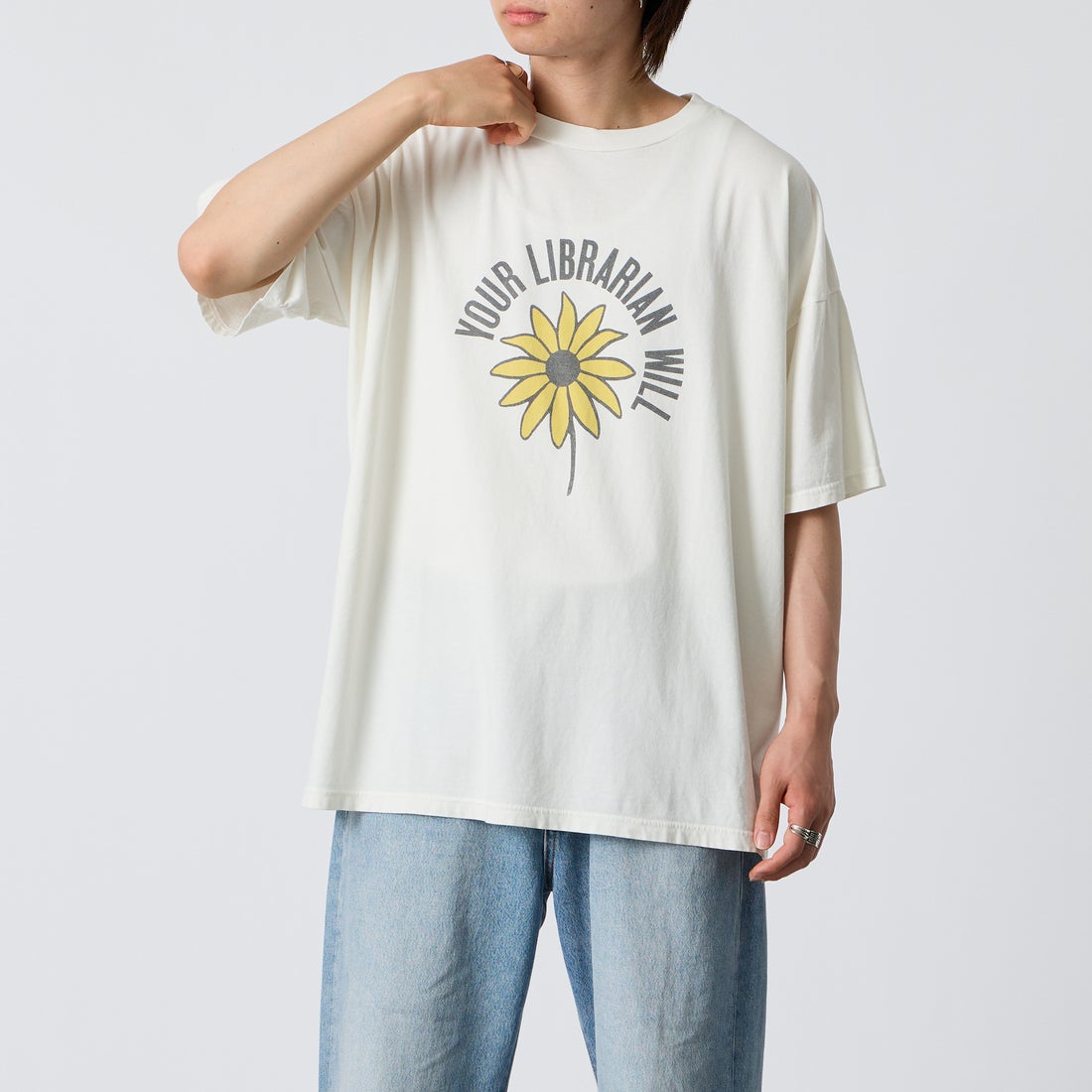 REMI RELIEF [レミレリーフ] 別注 SP加工ビッグプリントTシャツ YOUR LIBRARIAN WILL [RN30389145-JF] OFF WHITE &&モデル身長：177cm 着用サイズ：M&&