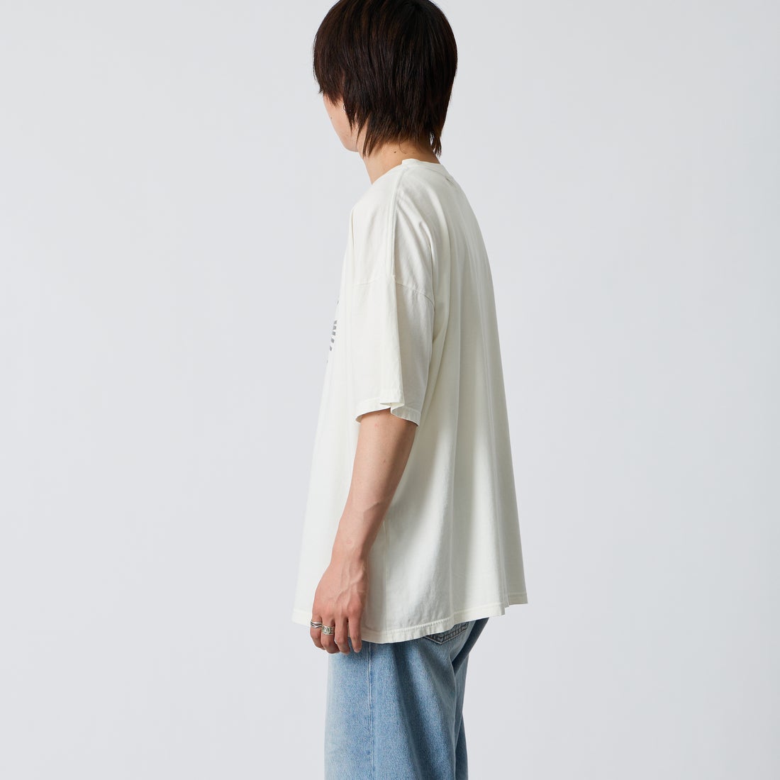 REMI RELIEF [レミレリーフ] 別注 SP加工ビッグプリントTシャツ YOUR LIBRARIAN WILL [RN30389145-JF] OFF WHITE &&モデル身長：177cm 着用サイズ：M&&