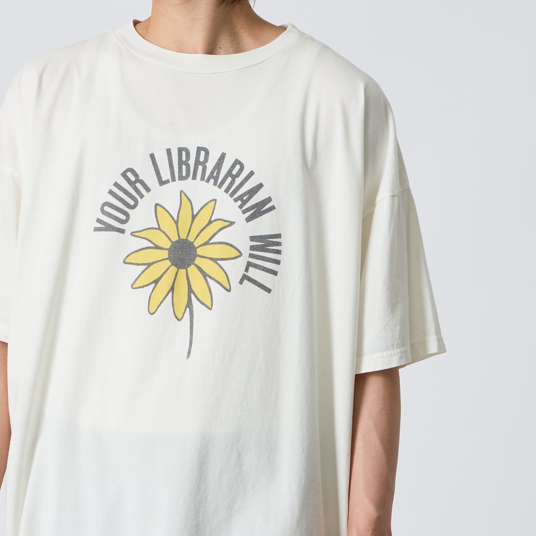REMI RELIEF [レミレリーフ] 別注 SP加工ビッグプリントTシャツ YOUR LIBRARIAN WILL [RN30389145-JF] OFF WHITE &&モデル身長：177cm 着用サイズ：M&&