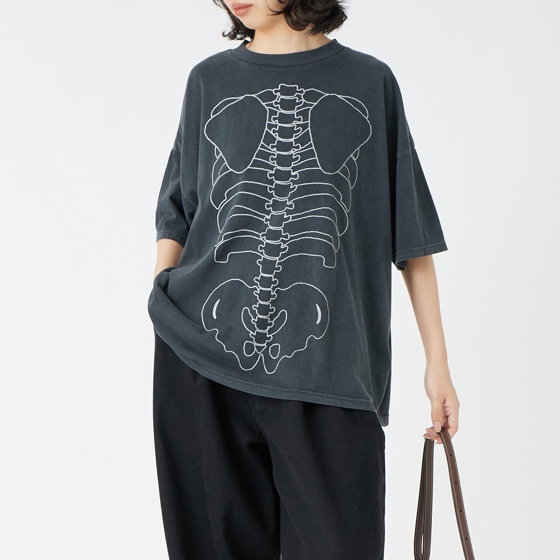 REMI RELIEF [レミレリーフ] 別注 SP加工ビッグプリントTシャツ BONE [RN27353166-JF] BLACK &&モデル身長：162cm 着用サイズ：F&&