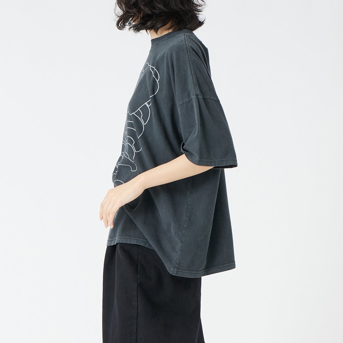 REMI RELIEF [レミレリーフ] 別注 SP加工ビッグプリントTシャツ BONE [RN27353166-JF] BLACK &&モデル身長：162cm 着用サイズ：F&&