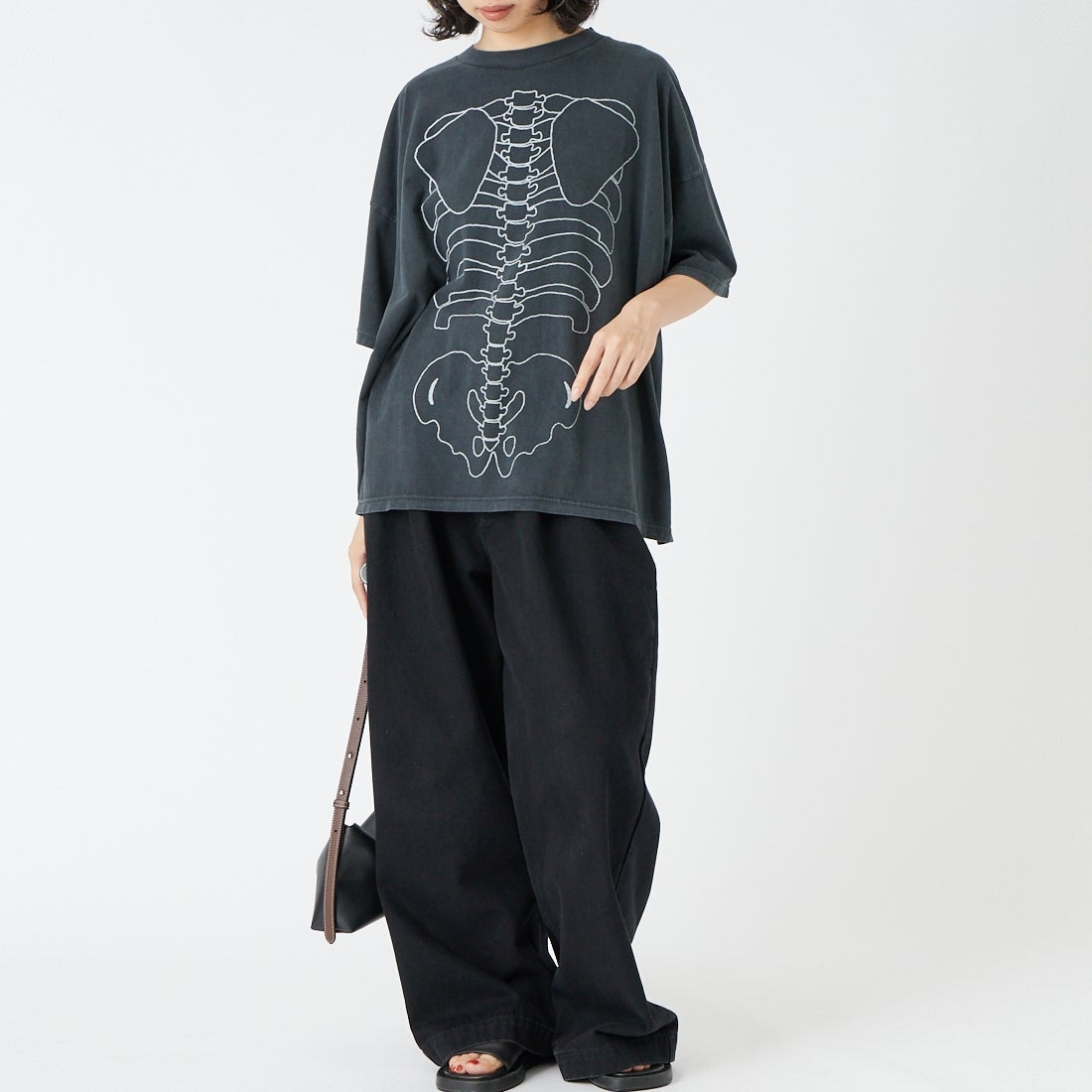 REMI RELIEF [レミレリーフ] 別注 SP加工ビッグプリントTシャツ BONE [RN27353166-JF] BLACK &&モデル身長：162cm 着用サイズ：F&&
