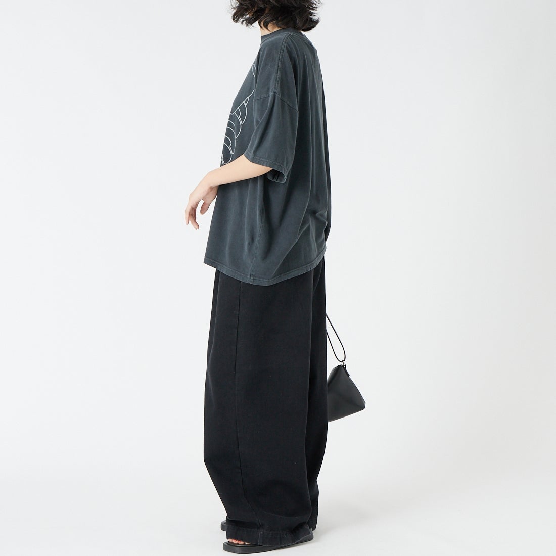REMI RELIEF [レミレリーフ] 別注 SP加工ビッグプリントTシャツ BONE [RN27353166-JF] BLACK &&モデル身長：162cm 着用サイズ：F&&
