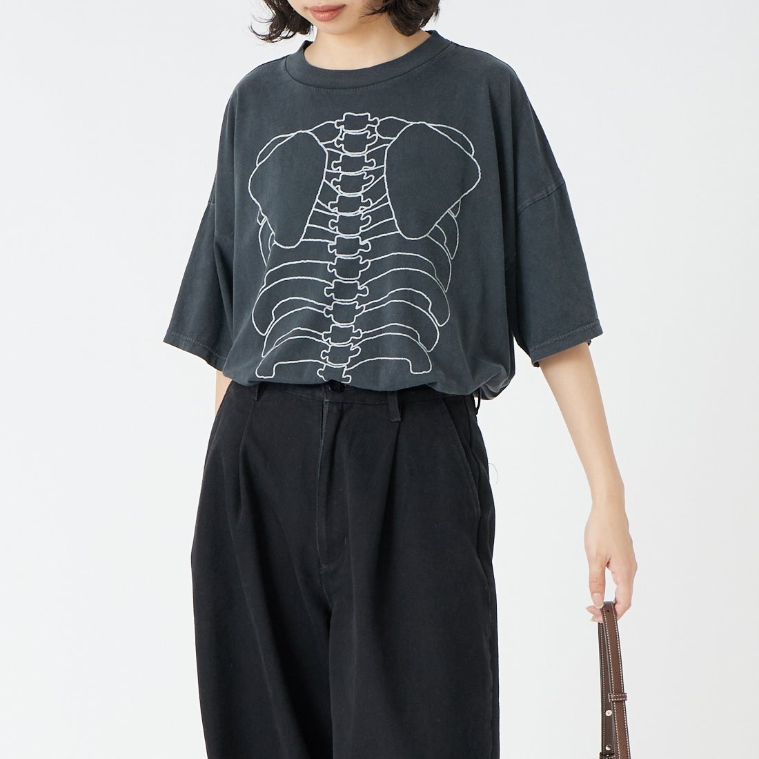 REMI RELIEF [レミレリーフ] 別注 SP加工ビッグプリントTシャツ BONE [RN27353166-JF] BLACK &&モデル身長：162cm 着用サイズ：F&&