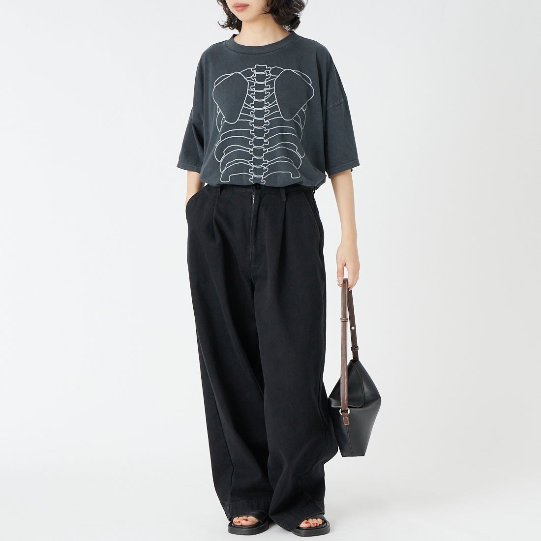 REMI RELIEF [レミレリーフ] 別注 SP加工ビッグプリントTシャツ BONE [RN27353166-JF] BLACK &&モデル身長：162cm 着用サイズ：F&&