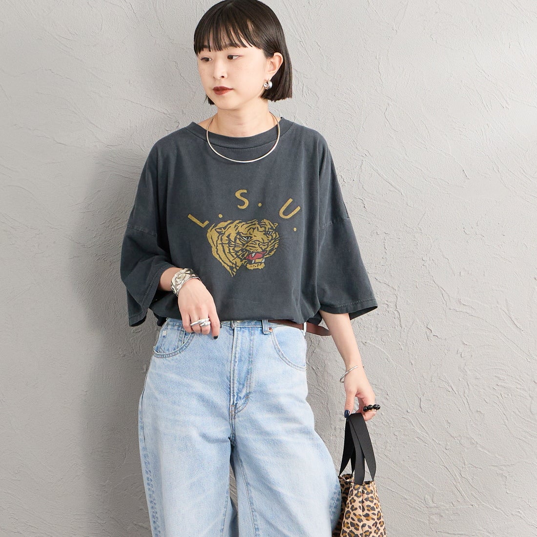 REMI RELIEF [レミレリーフ] 別注 SP加工ビッグプリントTシャツ L.S.U [RN30389188-JF] BLACK &&モデル身長：150cm 着用サイズ：F&&