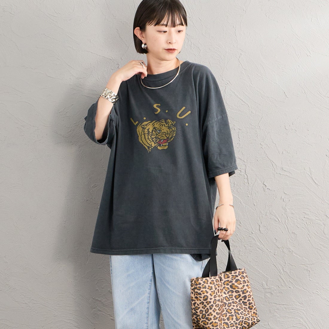 REMI RELIEF [レミレリーフ] 別注 SP加工ビッグプリントTシャツ L.S.U [RN30389188-JF] BLACK &&モデル身長：150cm 着用サイズ：F&&
