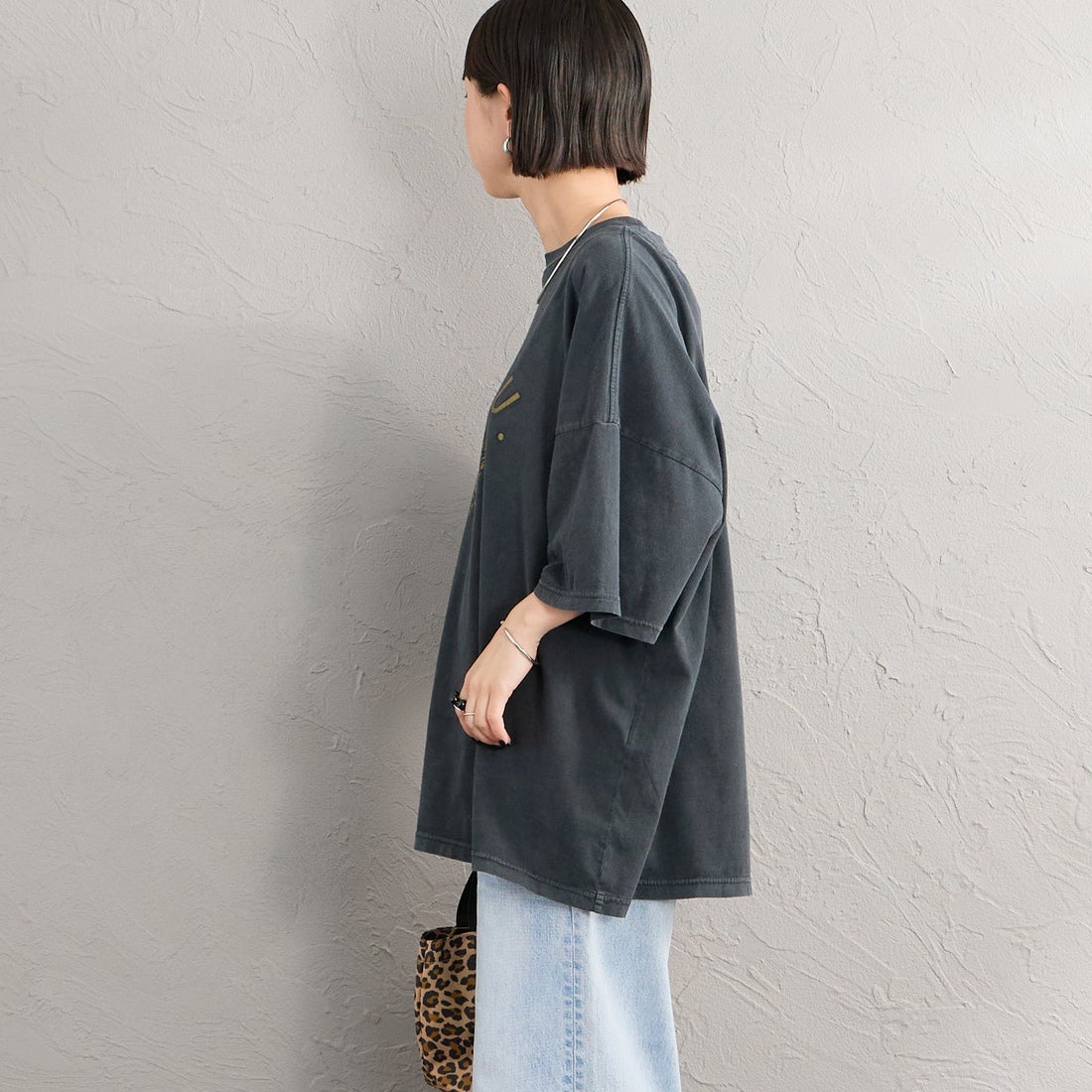 REMI RELIEF [レミレリーフ] 別注 SP加工ビッグプリントTシャツ L.S.U [RN30389188-JF] BLACK &&モデル身長：150cm 着用サイズ：F&&