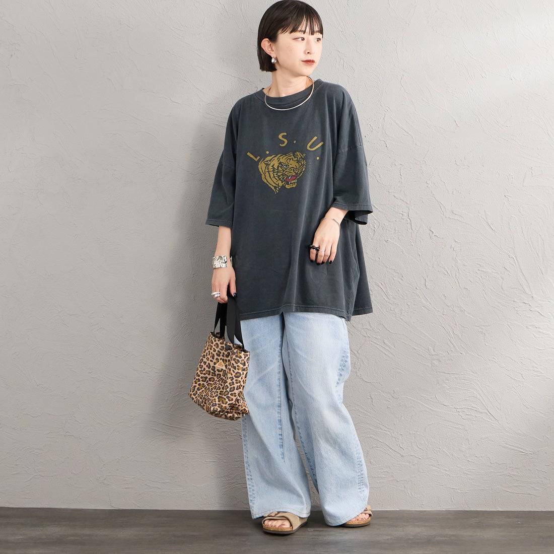 REMI RELIEF [レミレリーフ] 別注 SP加工ビッグプリントTシャツ L.S.U [RN30389188-JF] BLACK &&モデル身長：150cm 着用サイズ：F&&