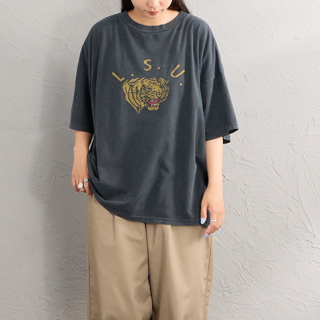 REMI RELIEF [レミレリーフ] 別注 SP加工ビッグプリントTシャツ L.S.U [RN30389188-JF] BLACK &&モデル身長：156cm 着用サイズ：F&&