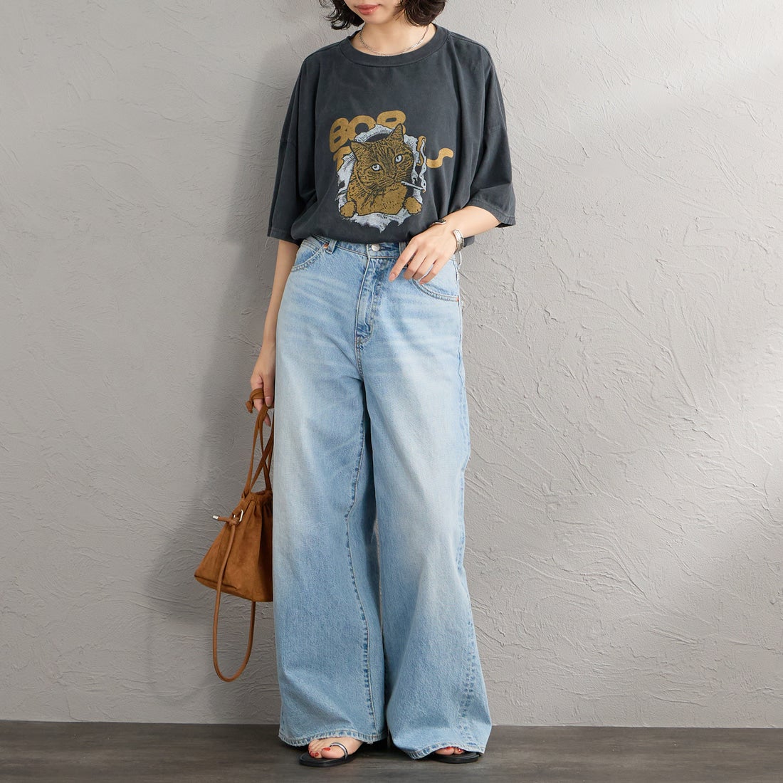 REMI RELIEF [レミレリーフ] 別注 SP加工ビッグプリントTシャツ [RN30389152-JF] BLACK &&モデル身長：162cm 着用サイズ：F&&