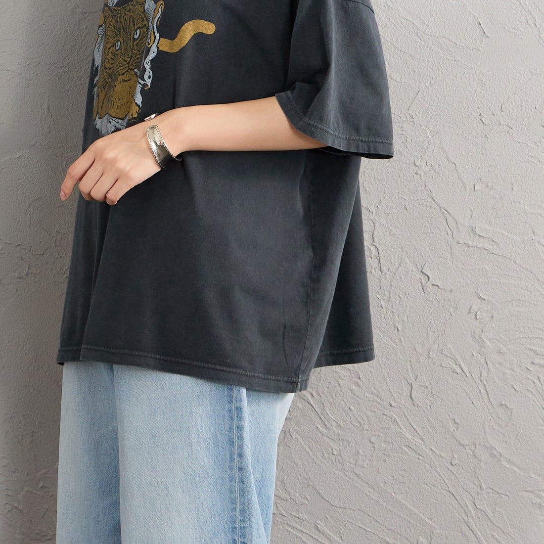 REMI RELIEF [レミレリーフ] 別注 SP加工ビッグプリントTシャツ [RN30389152-JF] BLACK &&モデル身長：162cm 着用サイズ：F&&