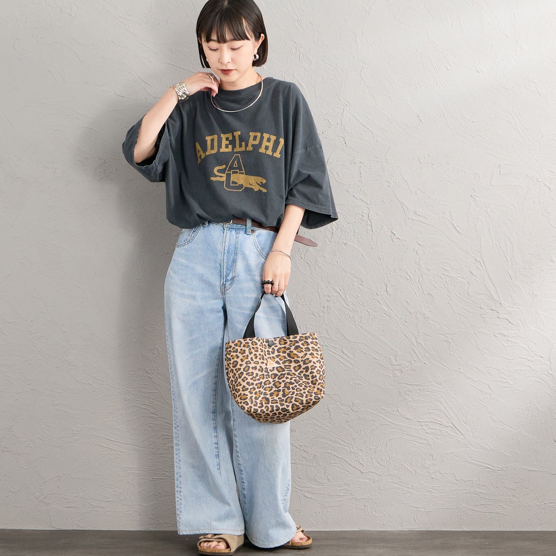 REMI RELIEF [レミレリーフ] 別注 SP加工ビッグプリントTシャツ ADELPHI [RN30389141-JF] BLACK &&モデル身長：150cm 着用サイズ：F&&
