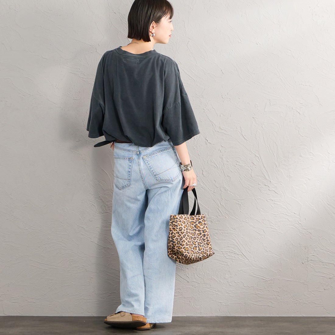 REMI RELIEF [レミレリーフ] 別注 SP加工ビッグプリントTシャツ ADELPHI [RN30389141-JF] BLACK &&モデル身長：150cm 着用サイズ：F&&