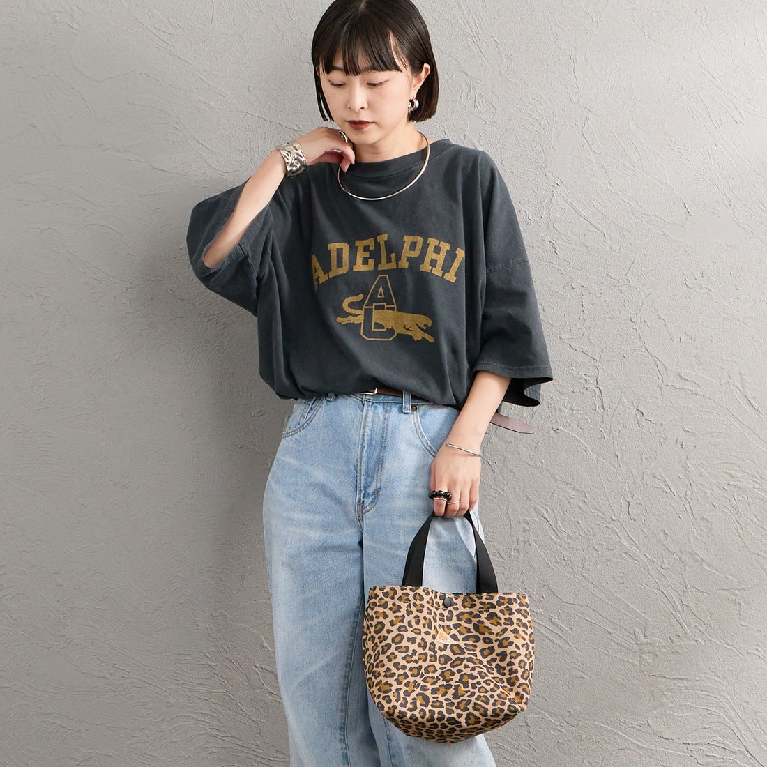 REMI RELIEF [レミレリーフ] 別注 SP加工ビッグプリントTシャツ ADELPHI [RN30389141-JF] BLACK &&モデル身長：150cm 着用サイズ：F&&