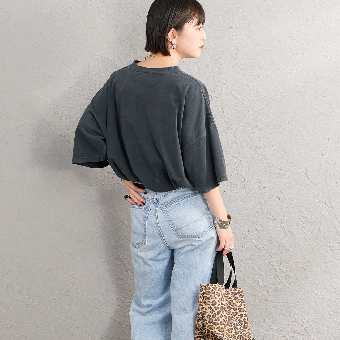 REMI RELIEF [レミレリーフ] 別注 SP加工ビッグプリントTシャツ ADELPHI [RN30389141-JF] BLACK &&モデル身長：150cm 着用サイズ：F&&