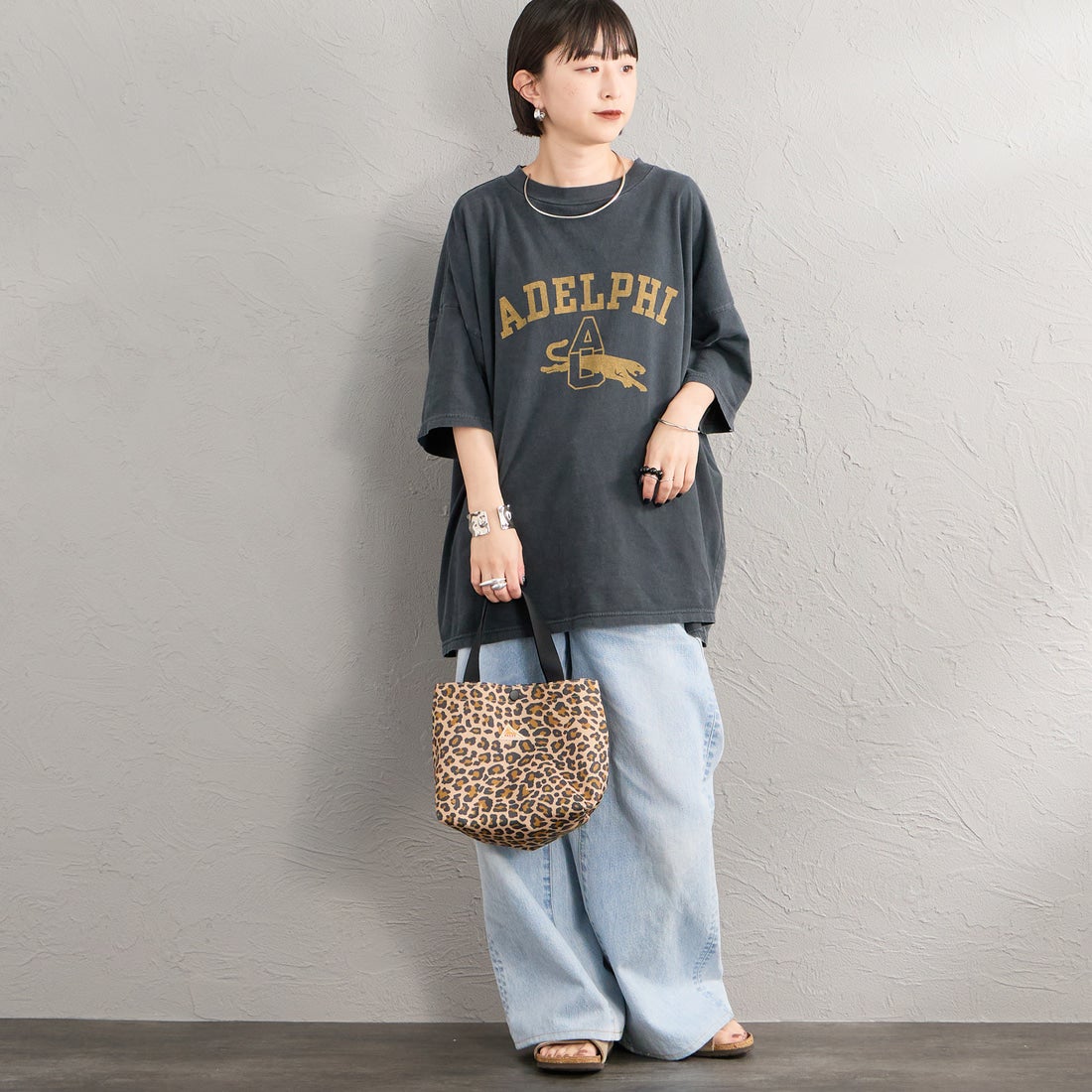 REMI RELIEF [レミレリーフ] 別注 SP加工ビッグプリントTシャツ ADELPHI [RN30389141-JF] BLACK &&モデル身長：150cm 着用サイズ：F&&