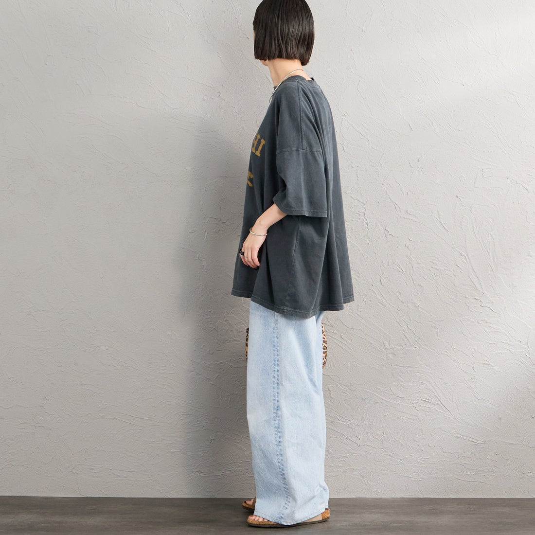 REMI RELIEF [レミレリーフ] 別注 SP加工ビッグプリントTシャツ ADELPHI [RN30389141-JF] BLACK &&モデル身長：150cm 着用サイズ：F&&