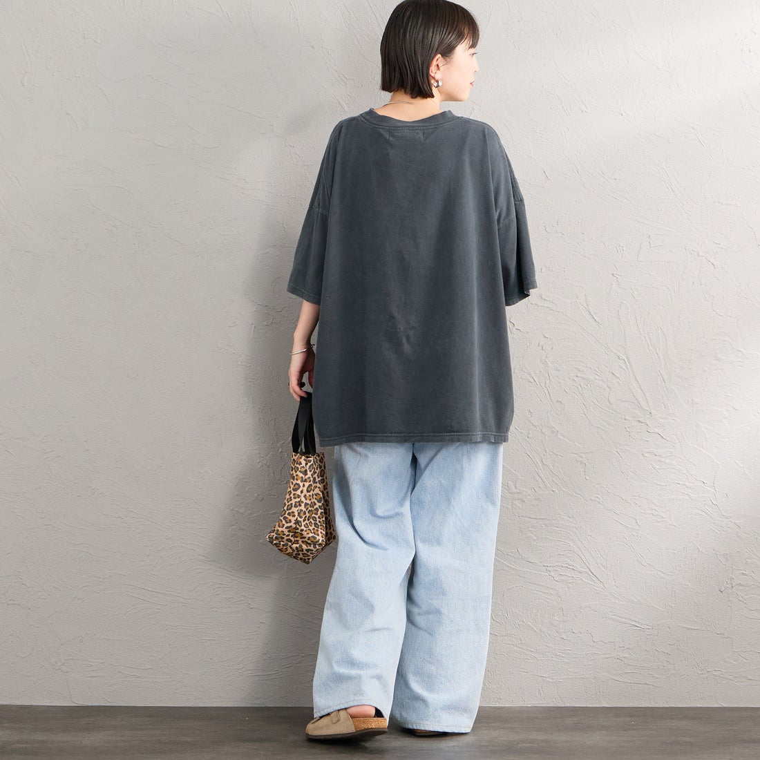 REMI RELIEF [レミレリーフ] 別注 SP加工ビッグプリントTシャツ ADELPHI [RN30389141-JF] BLACK &&モデル身長：150cm 着用サイズ：F&&