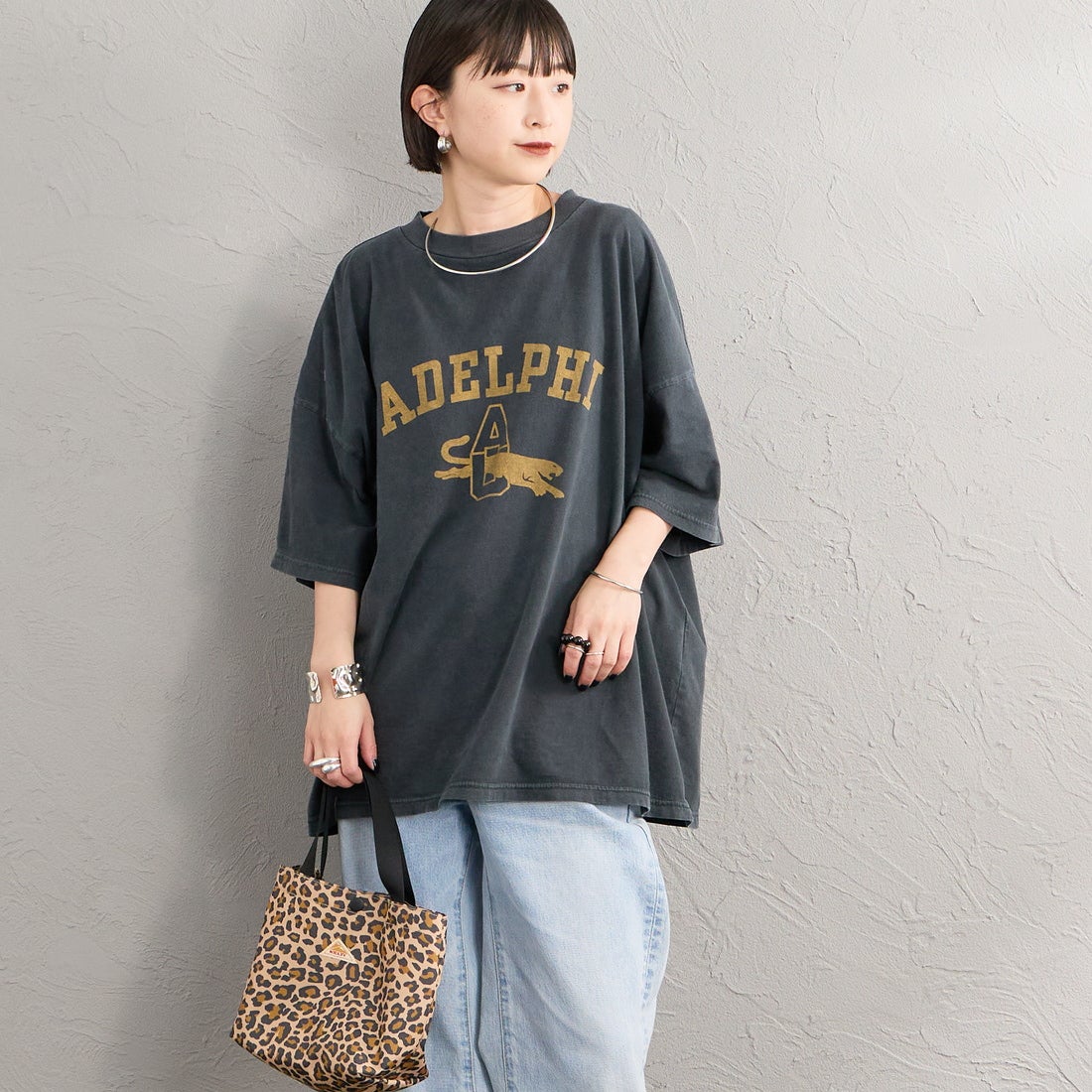 REMI RELIEF [レミレリーフ] 別注 SP加工ビッグプリントTシャツ ADELPHI [RN30389141-JF] BLACK &&モデル身長：150cm 着用サイズ：F&&