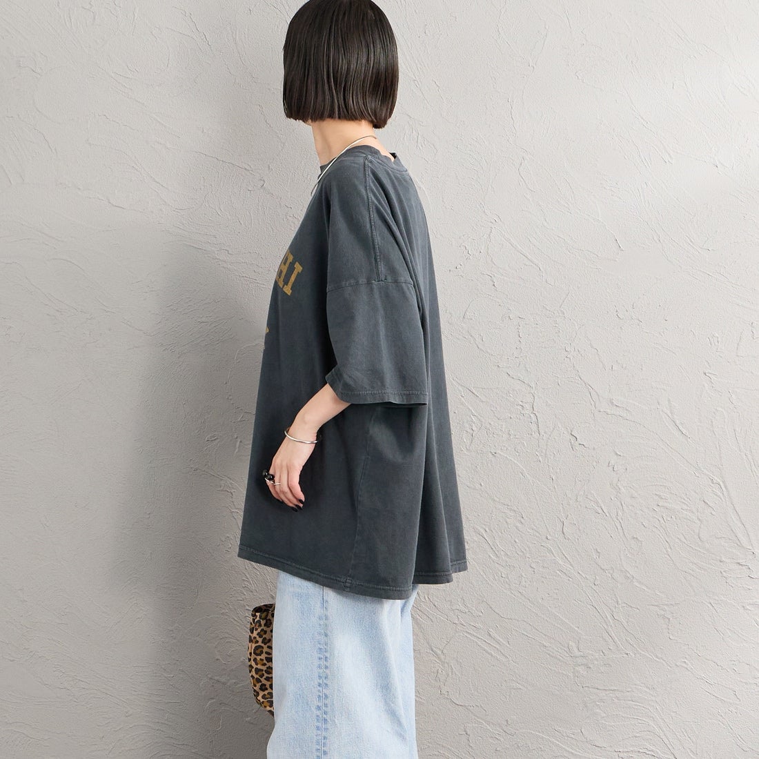 REMI RELIEF [レミレリーフ] 別注 SP加工ビッグプリントTシャツ ADELPHI [RN30389141-JF] BLACK &&モデル身長：150cm 着用サイズ：F&&