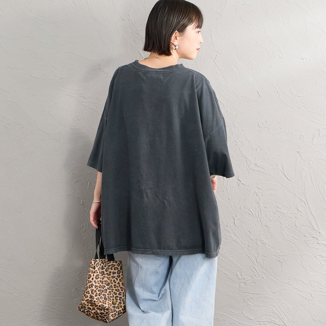 REMI RELIEF [レミレリーフ] 別注 SP加工ビッグプリントTシャツ ADELPHI [RN30389141-JF] BLACK &&モデル身長：150cm 着用サイズ：F&&