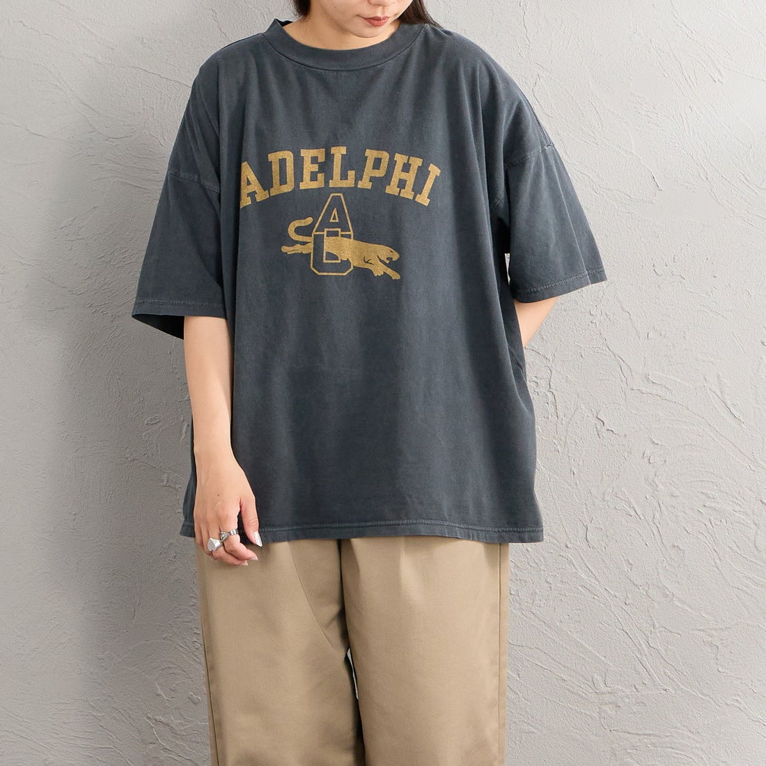 REMI RELIEF [レミレリーフ] 別注 SP加工ビッグプリントTシャツ ADELPHI [RN30389141-JF] BLACK &&モデル身長：156cm 着用サイズ：F&&