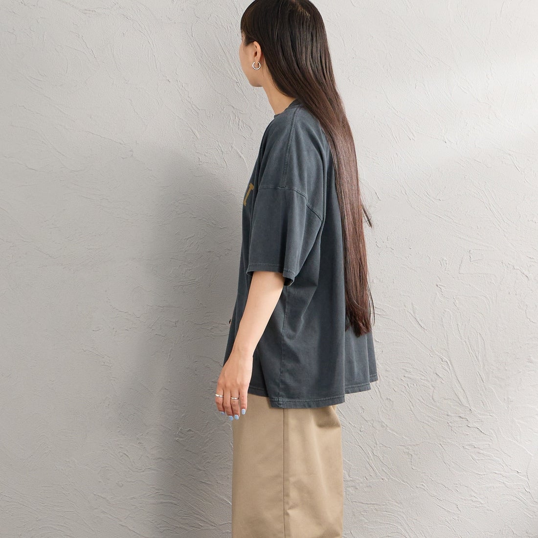 REMI RELIEF [レミレリーフ] 別注 SP加工ビッグプリントTシャツ ADELPHI [RN30389141-JF] BLACK &&モデル身長：156cm 着用サイズ：F&&