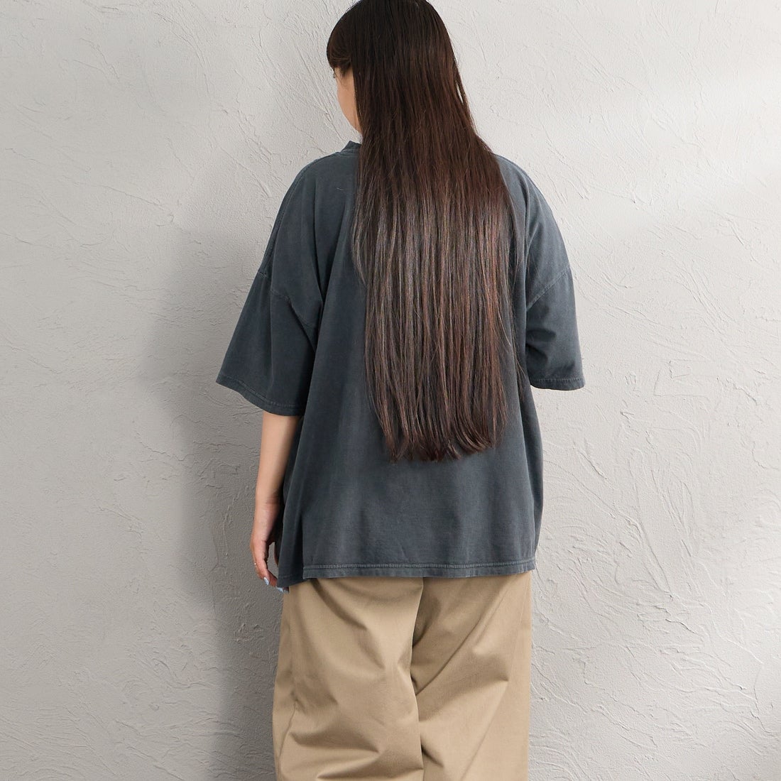 REMI RELIEF [レミレリーフ] 別注 SP加工ビッグプリントTシャツ ADELPHI [RN30389141-JF] BLACK &&モデル身長：156cm 着用サイズ：F&&