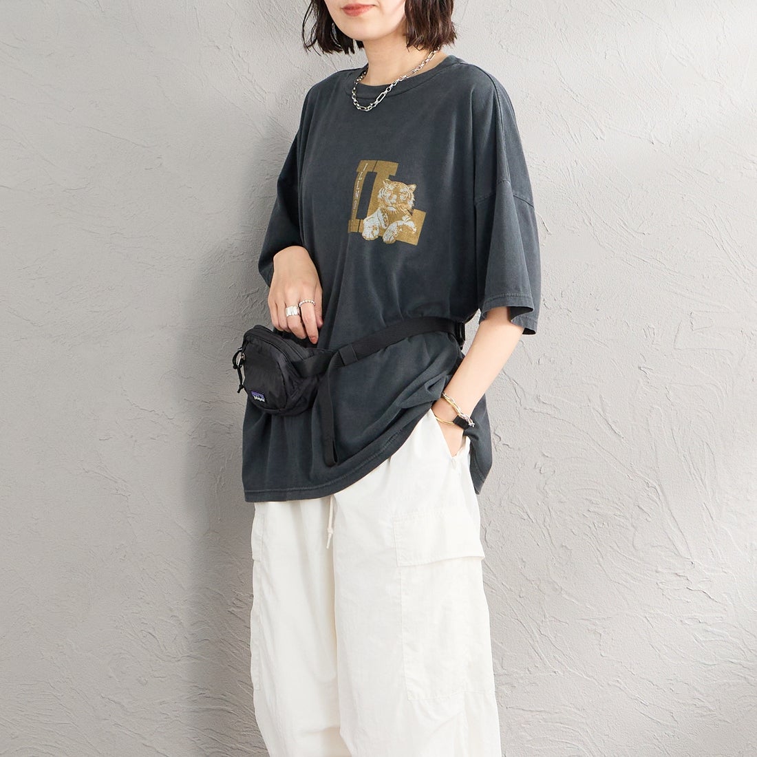 REMI RELIEF [レミレリーフ] 別注 SP加工ビッグプリントTシャツ ILLNOIS [RN30389122-JF] BLACK &&モデル身長：160cm 着用サイズ：F&&