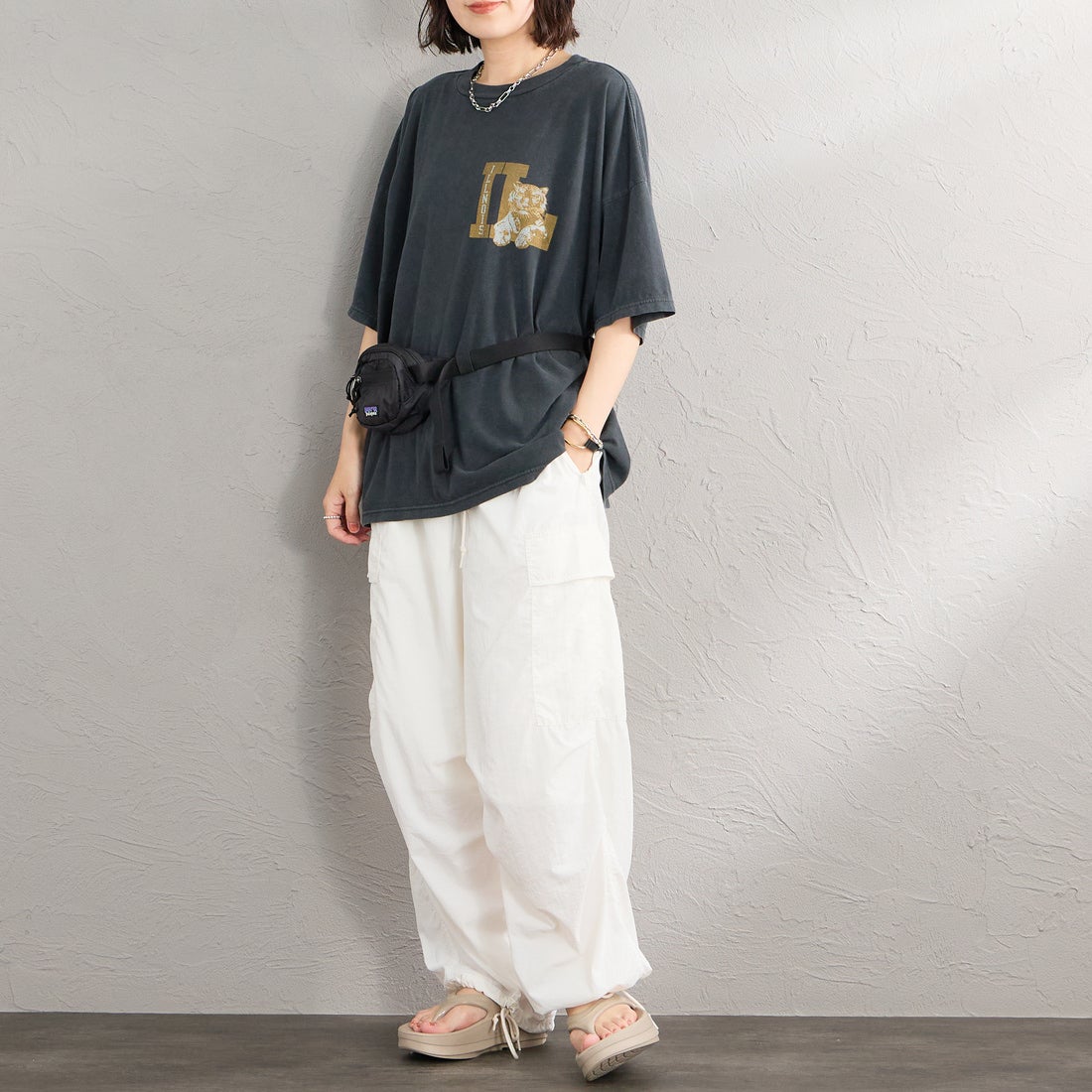 REMI RELIEF [レミレリーフ] 別注 SP加工ビッグプリントTシャツ ILLNOIS [RN30389122-JF] BLACK &&モデル身長：160cm 着用サイズ：F&&