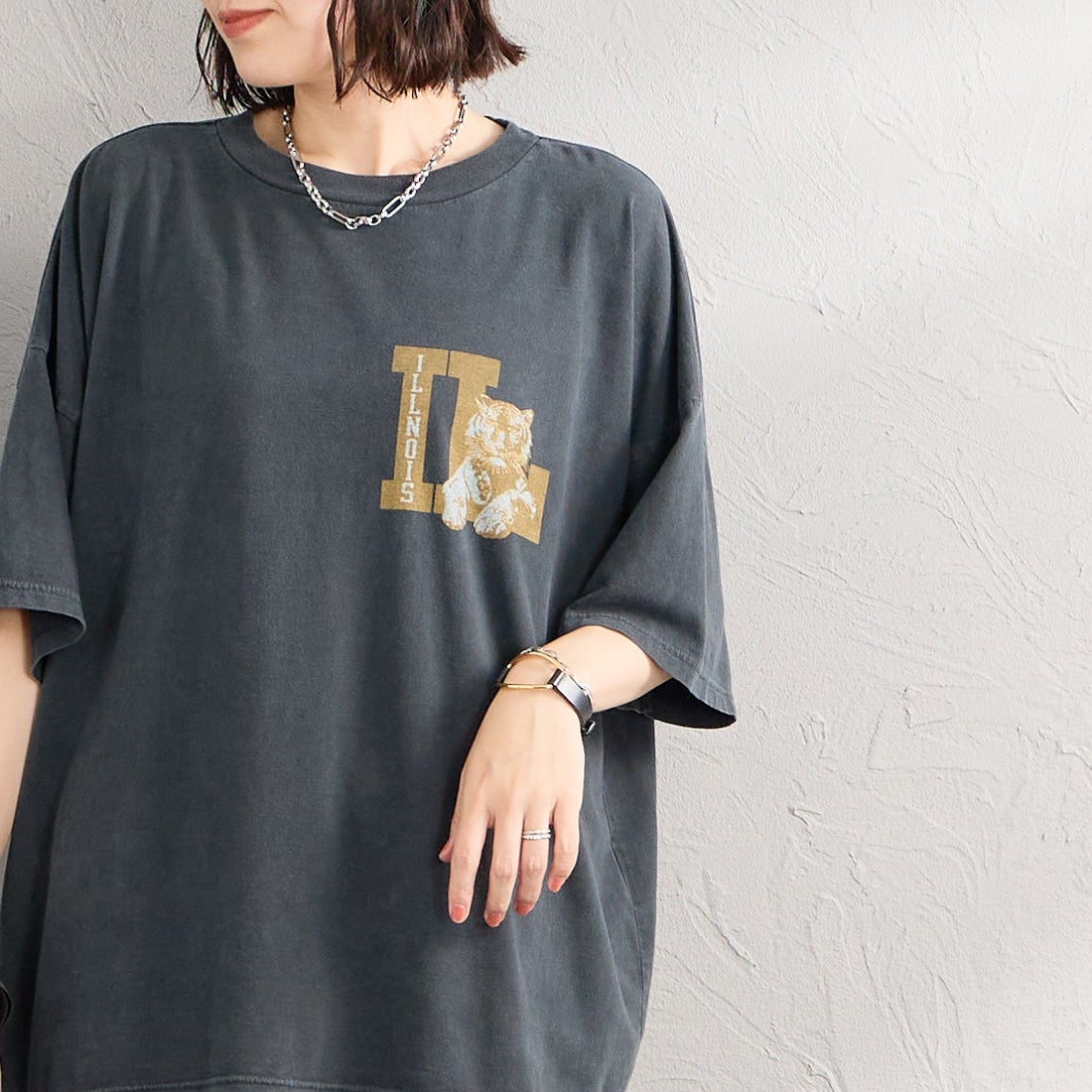 REMI RELIEF [レミレリーフ] 別注 SP加工ビッグプリントTシャツ ILLNOIS [RN30389122-JF] BLACK &&モデル身長：160cm 着用サイズ：F&&