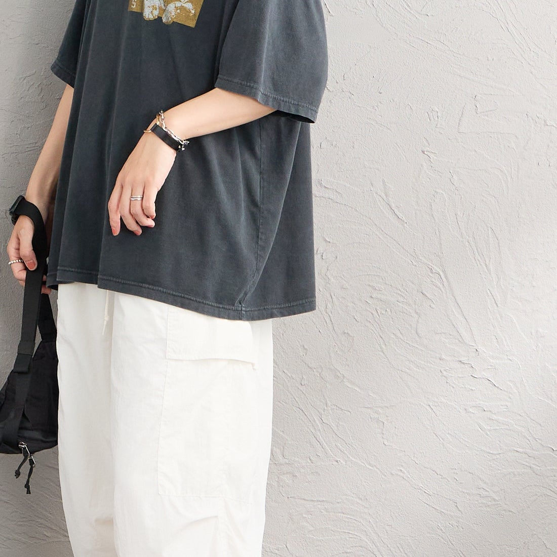 REMI RELIEF [レミレリーフ] 別注 SP加工ビッグプリントTシャツ ILLNOIS [RN30389122-JF] BLACK &&モデル身長：160cm 着用サイズ：F&&