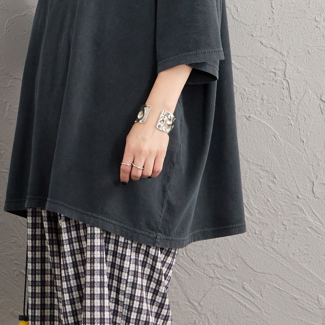 REMI RELIEF [レミレリーフ] 別注 SP加工ビッグプリントTシャツ OH. [RN30389143-JF] BLACK &&モデル身長：150cm 着用サイズ：F&&