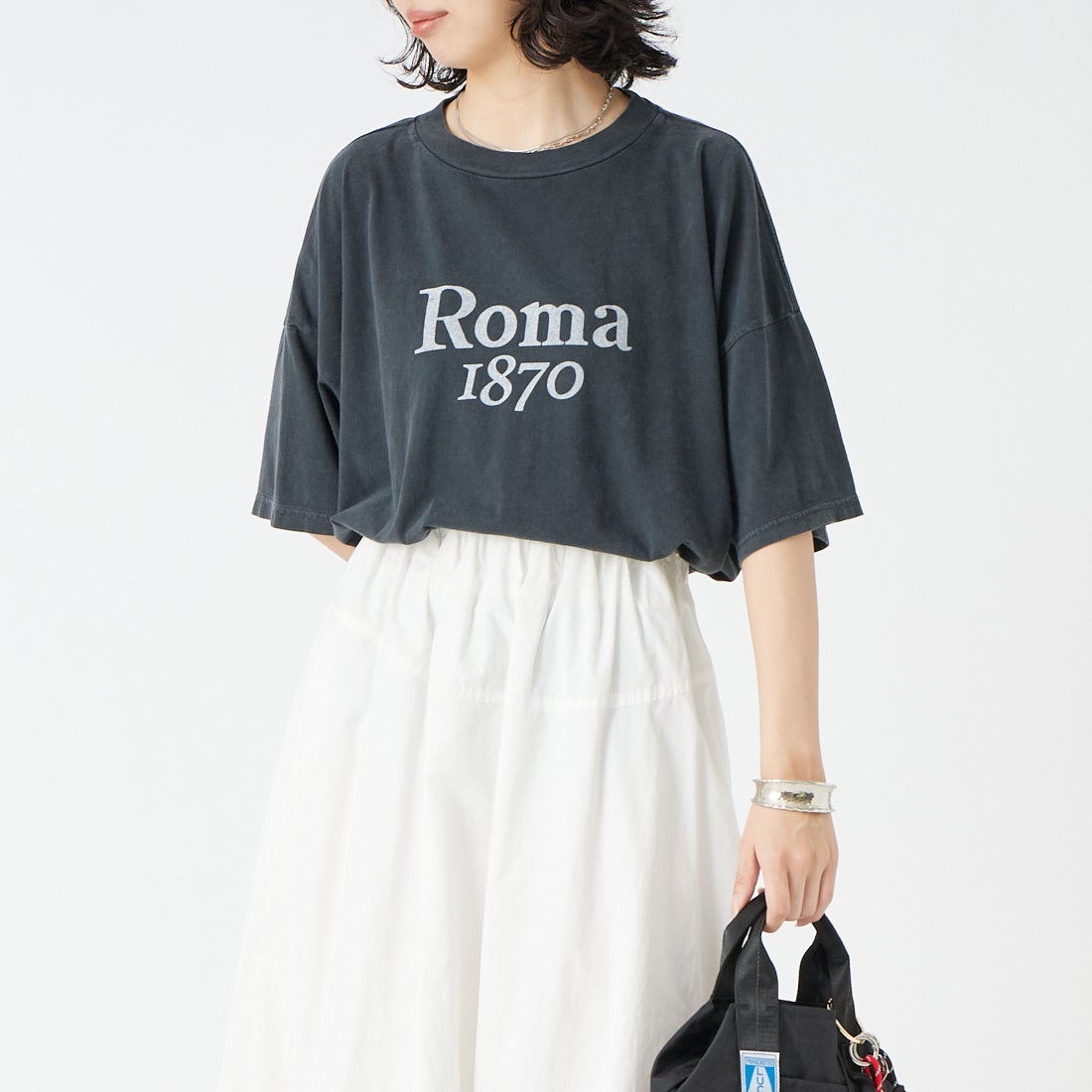 REMI RELIEF [レミレリーフ] 別注 SP加工ビッグプリントTシャツ ROMA 1870 [RN30389089-JF] BLACK &&モデル身長：162cm 着用サイズ：F&&