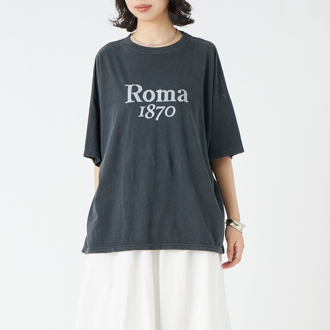 REMI RELIEF [レミレリーフ] 別注 SP加工ビッグプリントTシャツ ROMA 1870 [RN30389089-JF] BLACK &&モデル身長：162cm 着用サイズ：F&&