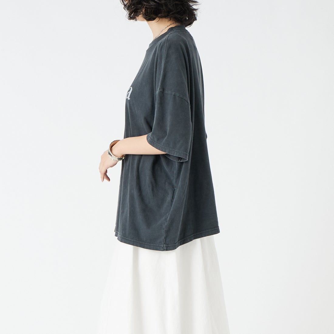 REMI RELIEF [レミレリーフ] 別注 SP加工ビッグプリントTシャツ ROMA 1870 [RN30389089-JF] BLACK &&モデル身長：162cm 着用サイズ：F&&