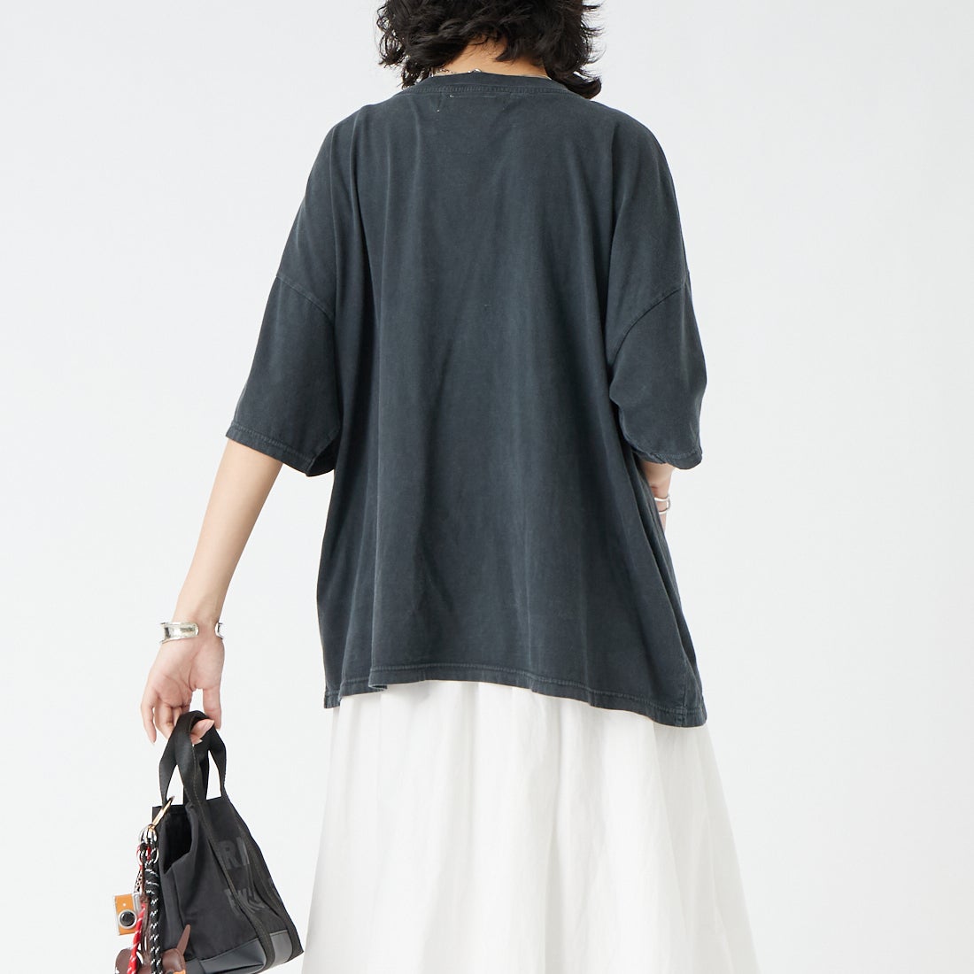 REMI RELIEF [レミレリーフ] 別注 SP加工ビッグプリントTシャツ ROMA 1870 [RN30389089-JF] BLACK &&モデル身長：162cm 着用サイズ：F&&