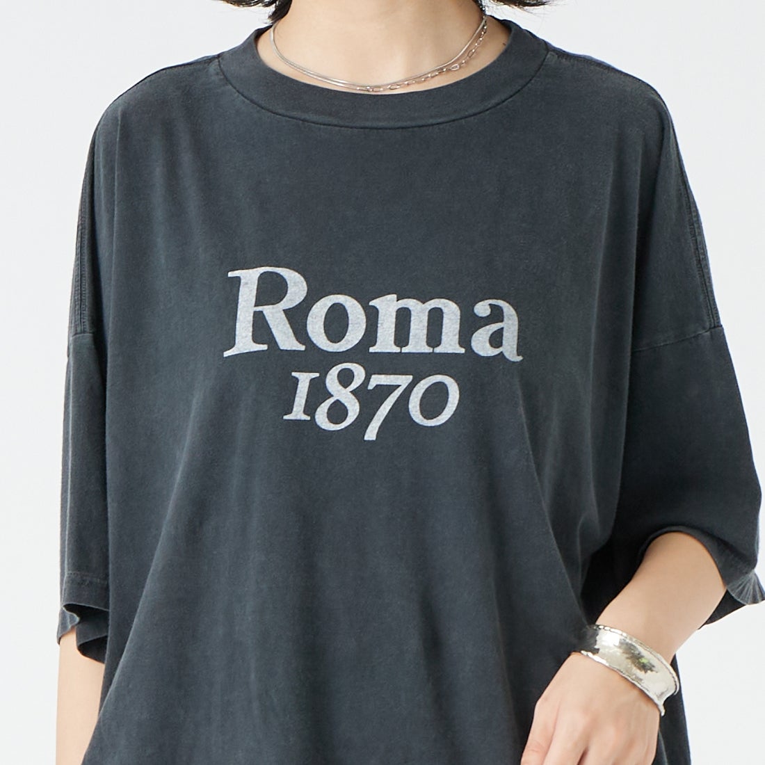 REMI RELIEF [レミレリーフ] 別注 SP加工ビッグプリントTシャツ ROMA 1870 [RN30389089-JF] BLACK &&モデル身長：162cm 着用サイズ：F&&