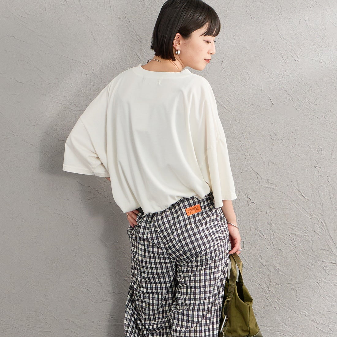 REMI RELIEF [レミレリーフ] 別注 SP加工ビッグプリントTシャツ VIRGINIA [RN30389081-JF] OFF WHITE &&モデル身長：150cm 着用サイズ：F&&