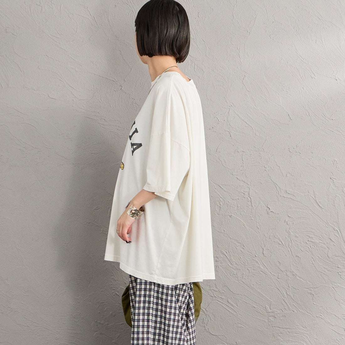 REMI RELIEF [レミレリーフ] 別注 SP加工ビッグプリントTシャツ VIRGINIA [RN30389081-JF] OFF WHITE &&モデル身長：150cm 着用サイズ：F&&