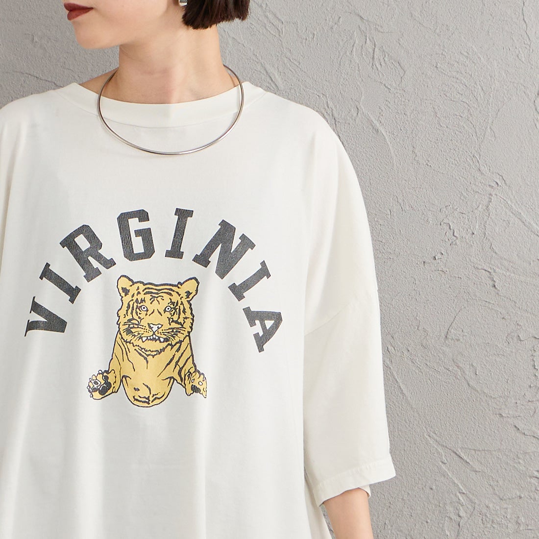 REMI RELIEF [レミレリーフ] 別注 SP加工ビッグプリントTシャツ VIRGINIA [RN30389081-JF] OFF WHITE &&モデル身長：150cm 着用サイズ：F&&
