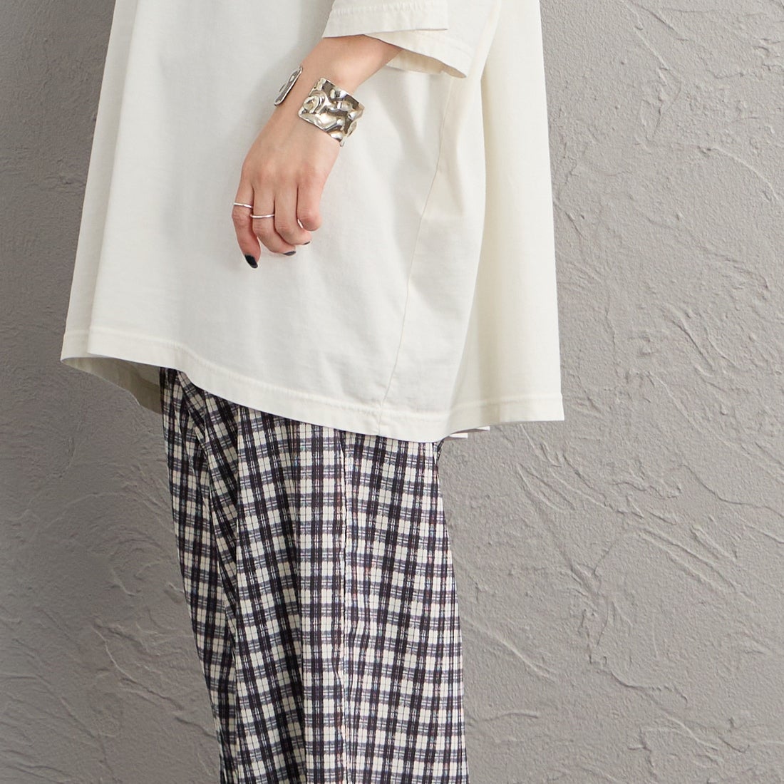 REMI RELIEF [レミレリーフ] 別注 SP加工ビッグプリントTシャツ VIRGINIA [RN30389081-JF] OFF WHITE &&モデル身長：150cm 着用サイズ：F&&