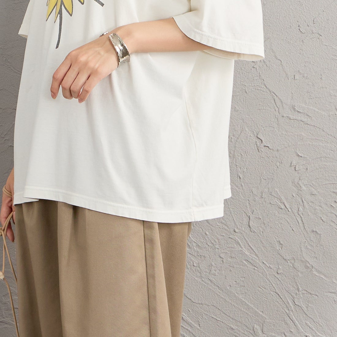REMI RELIEF [レミレリーフ] 別注 SP加工ビッグプリントTシャツ YOUR LIBRARIAN WILL [RN30389145-JF] OFF WHITE &&モデル身長：162cm 着用サイズ：F&&